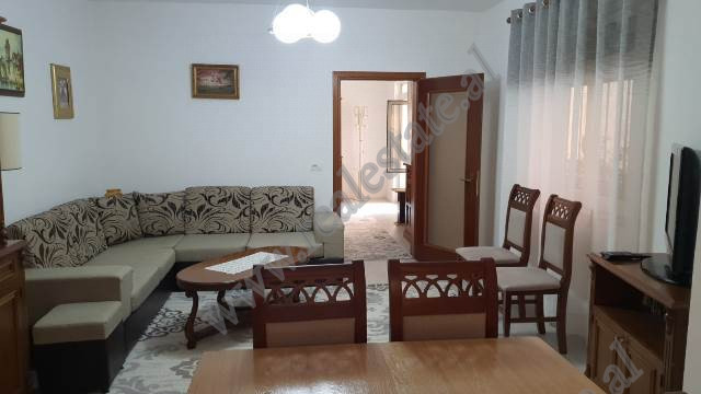 Apartament 2+1 me qera prane Qytetit Studenti ne Tirane.

Apartamenti ndodhet ne nje grup vilash, 